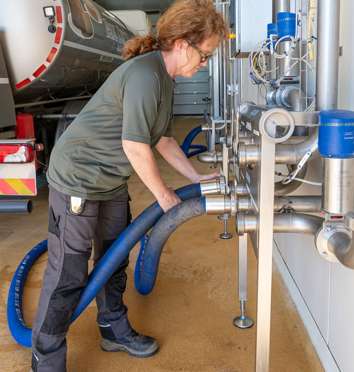 Mise en situation du travail de Roselyne Grenier, collectrice de lait de la fromagerie Paul Dischamp